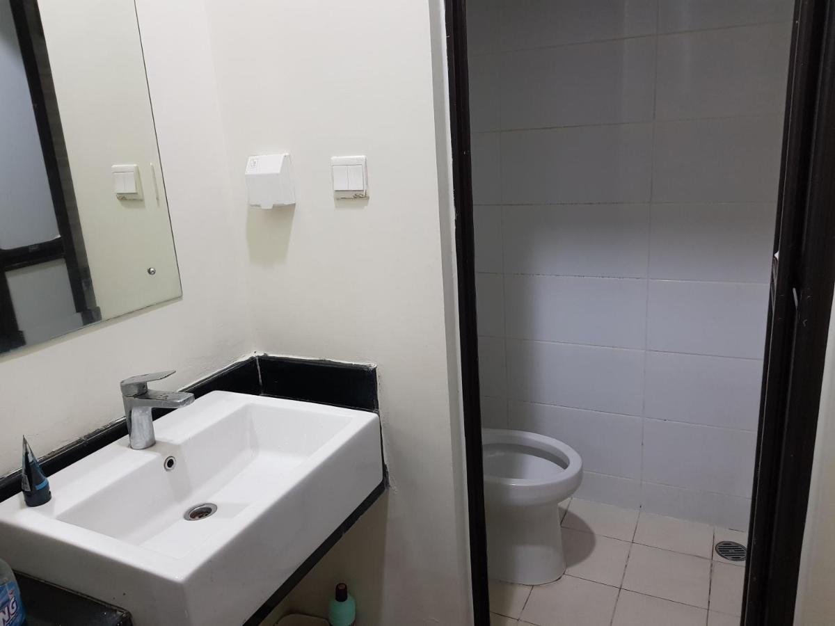 Aloha Guest House - 1 Male Only Tangerang Kültér fotó