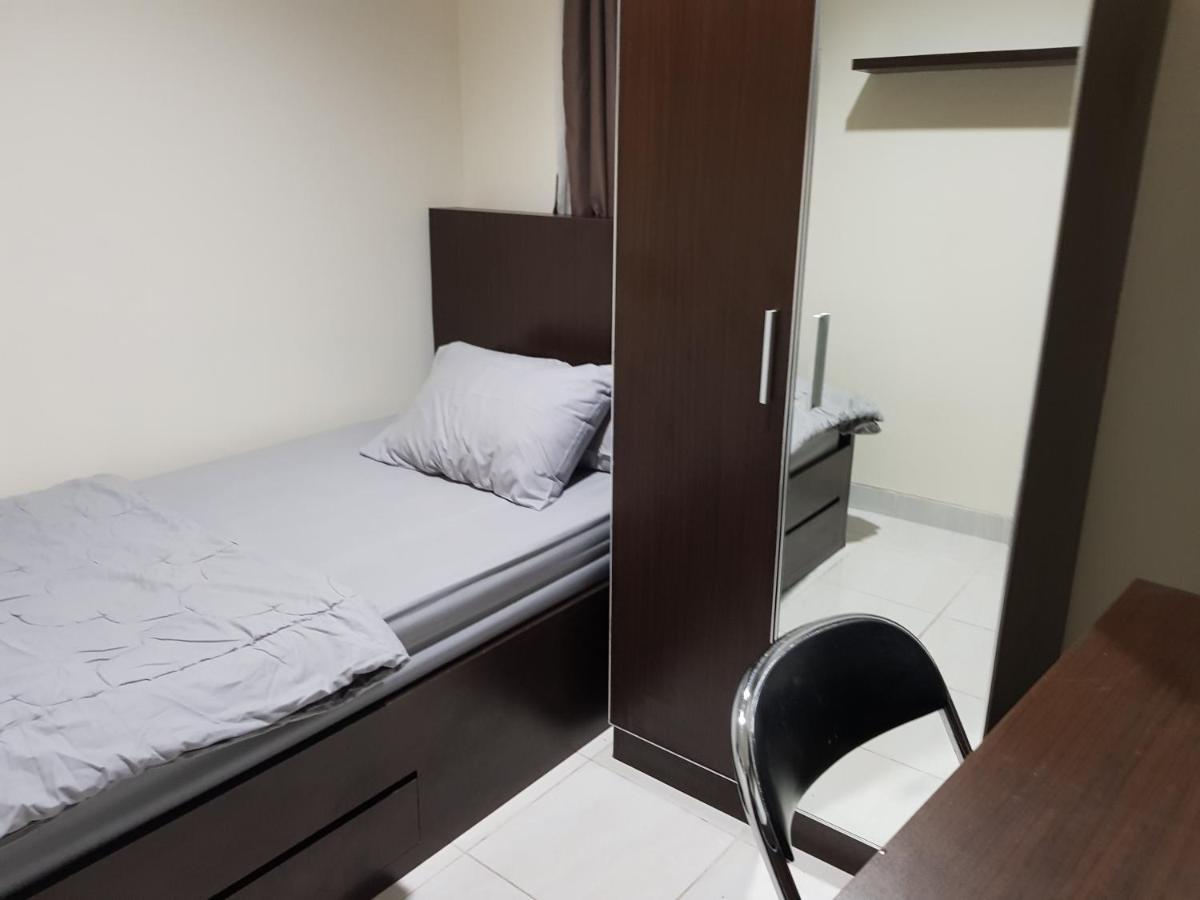 Aloha Guest House - 1 Male Only Tangerang Kültér fotó