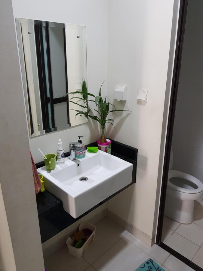 Aloha Guest House - 1 Male Only Tangerang Kültér fotó